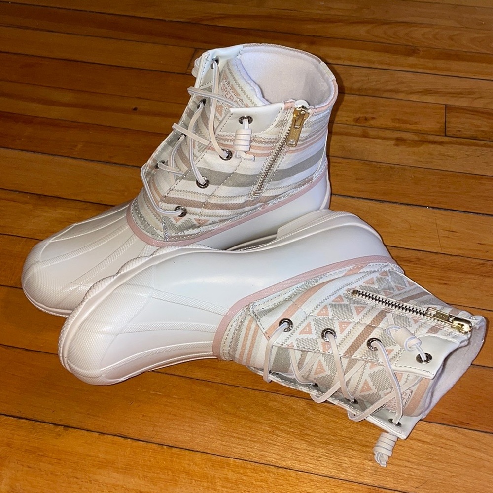Sperry Women's Ankle Boots in White and Pink